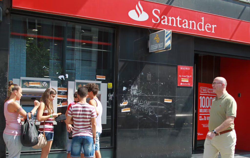 Banco Santander sufre una filtracion de datos personales de clientes y de todos sus empleados