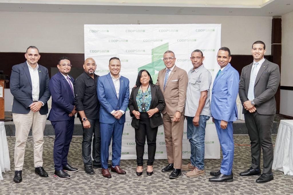 COOPSANO realiza taller sobre la desinformacion y la IA dirigida a gremios de la comunicacion en Santiago