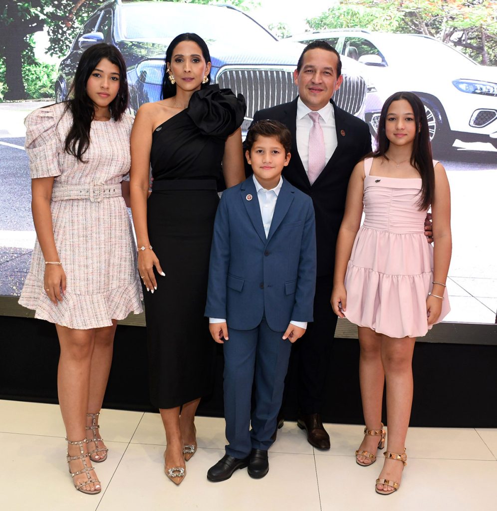 Edith Marie Perez y Yasser Gonzalez juntos a su hijos Daniela Alonso y Victoria Gonzalez Perez