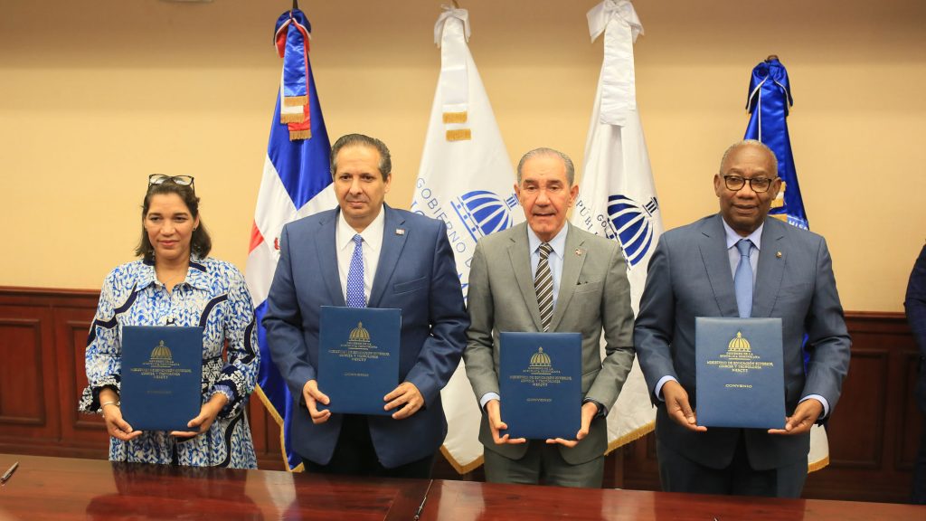 UASD, MESCyT, MSP y SNS formarán 200 profesionales de la enfermería Editrudis Beltran el doctor Franklin Garcia Fermin ministro del MESCYT por el doctor Victor Elias Atallah Lajam del MSP y Kirsis Lopez