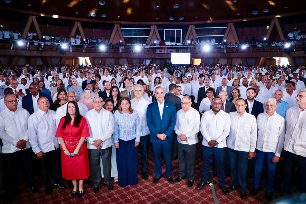 Gobierno de Abinader y sindicalistas firman pacto para introducir mejoras en salarios y seguridad social Gobierno de Abinader y sindicalistas firman pacto para introducir mejoras en salarios y seguridad social