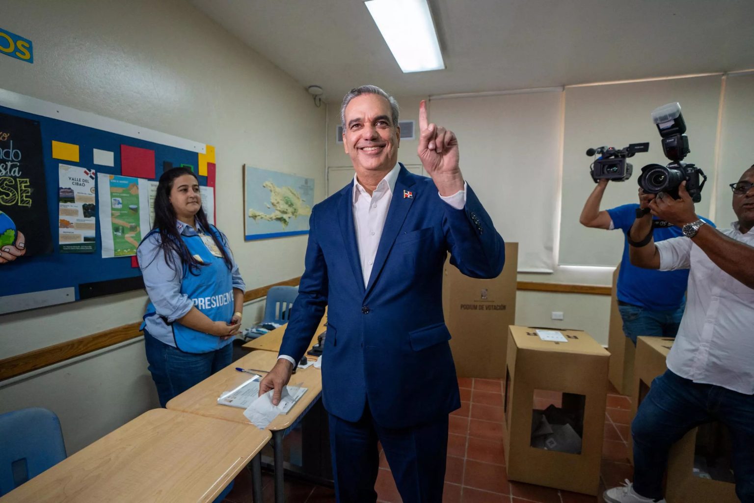 Luis Abinader vota durante unas elecciones locales en Santo Domingo el 18