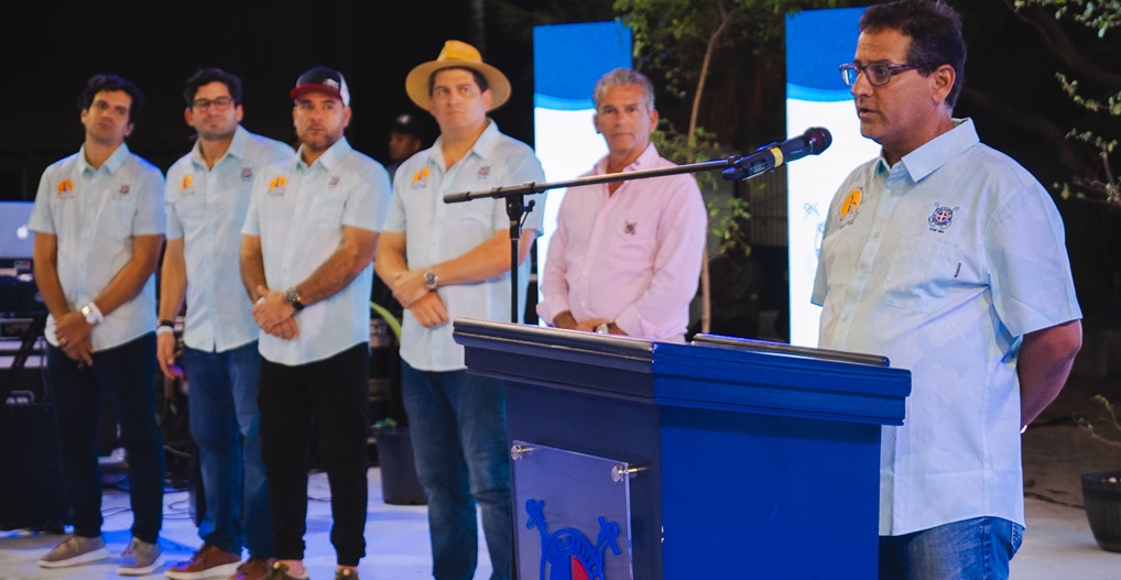 Luis Cordova junto a miembros de la directiva del CNSD que encabeza el comodoro Battesimo Palamara se dirige a los presentes