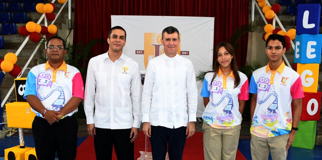 Colegio Loyola Santo Domingo inaugura la II Feria Tecnológica Loyola 2024 Luis Valera Leonardo Rada El padre Jorge William Hernandez Diaz SJ. rector del Colegio Loyola de Santo Domingo Daniella Sanchez y Lleron Hernandez