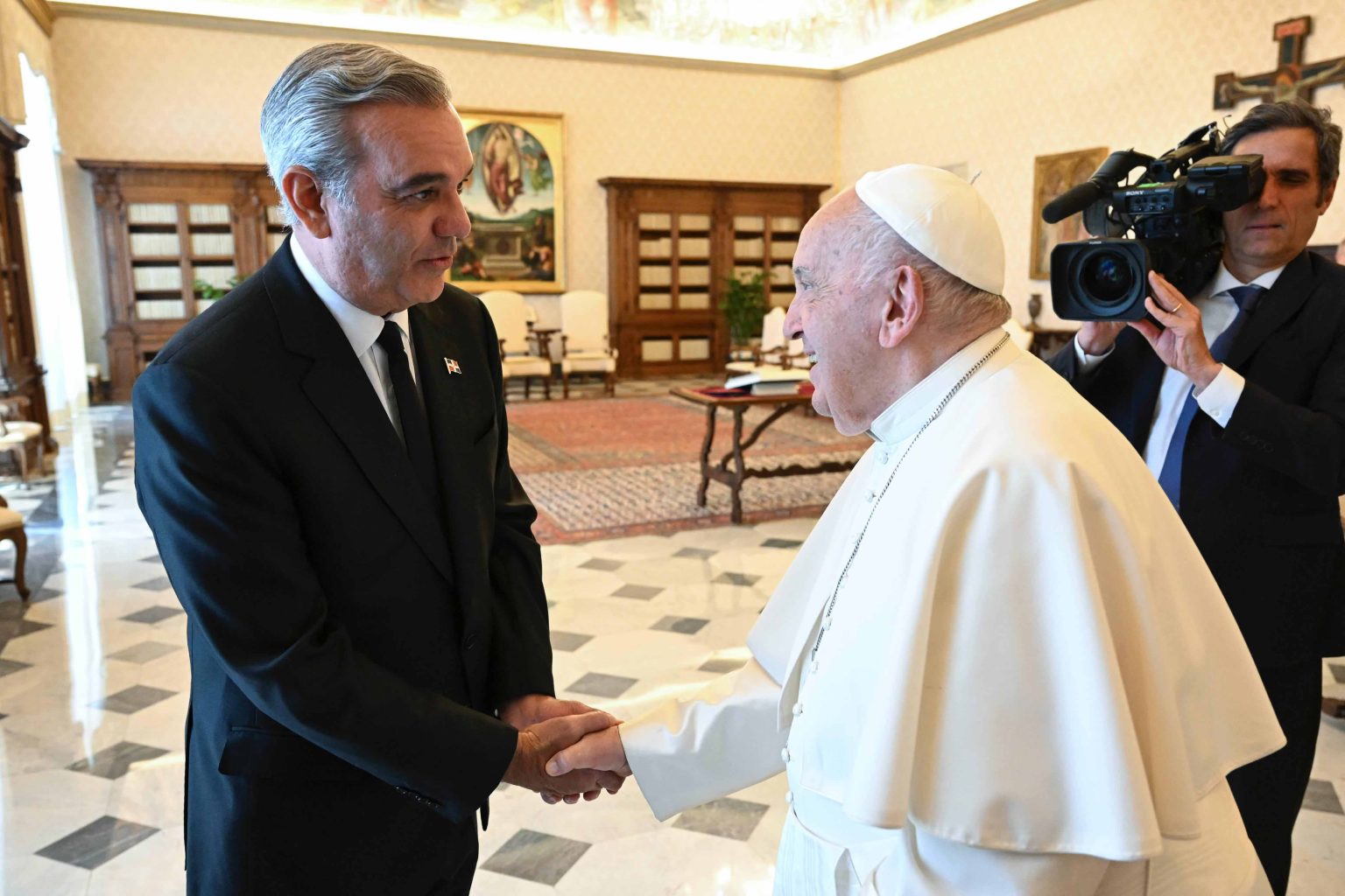 Papa Francisco Felicita al presidente Abinader por su reeleccion