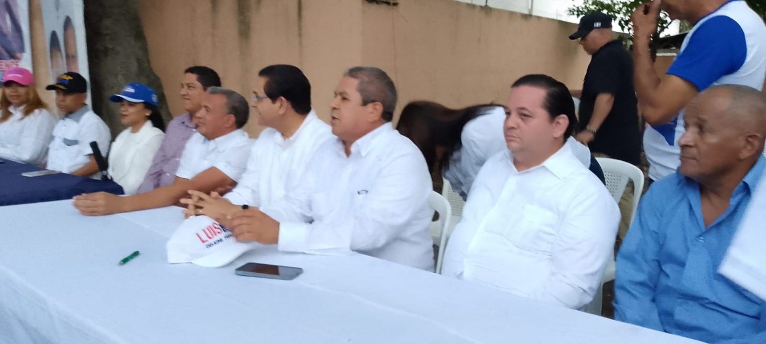 Papo de Leon realiza acto en apoyo a las candidaturas de Adinader y Daniel Rivera