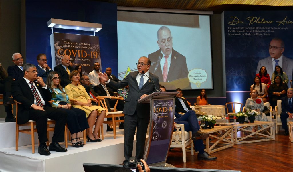 Maestro de la Medicina Plutarco Arias pone en circulación libro sobre experiencias de COVID 19 Plutarco Arias pone en circulacion libro sobre experiencias de COVID 19