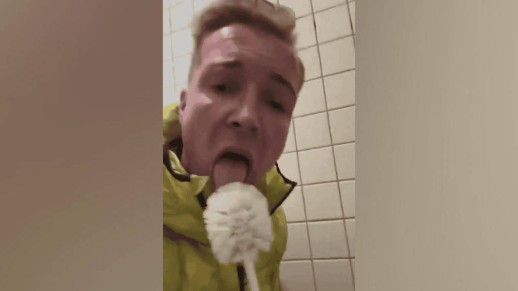 VIDEO | Político Martin Neumaier filma polémico vídeo lamiendo baños públicos Politico Martin Neumaier