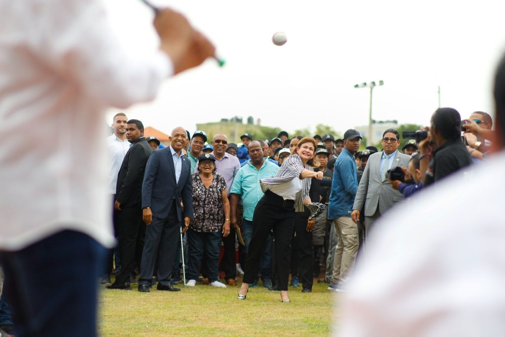 Raquel Pena inaugura complejo deportivo en Los Mina remozado por el INEFI