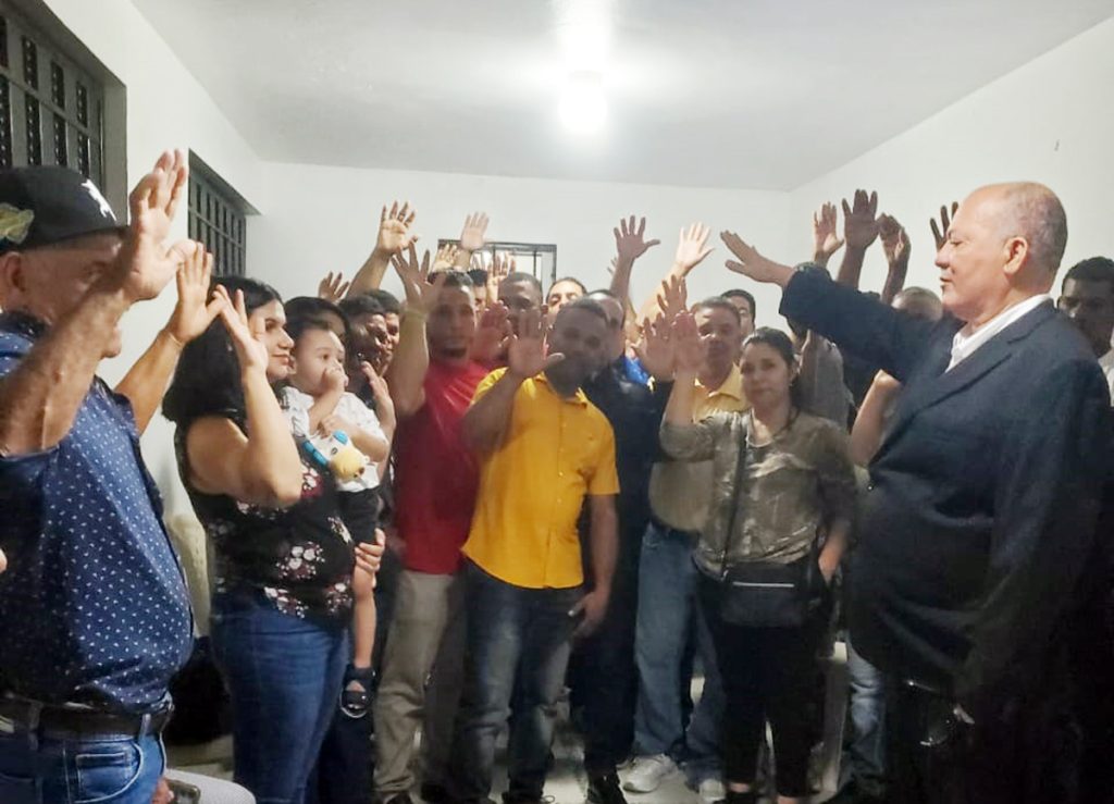 Renuncian en Masa Dirigentes de Fuerza del Pueblo y se Unen a Justicia Social en Santiago