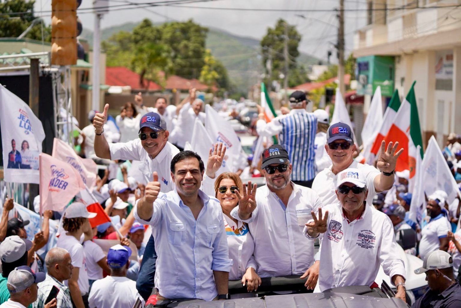 Roberto Angel cierra junto a los candidatos provinciales la campana en Ocoa con impresionante caravana