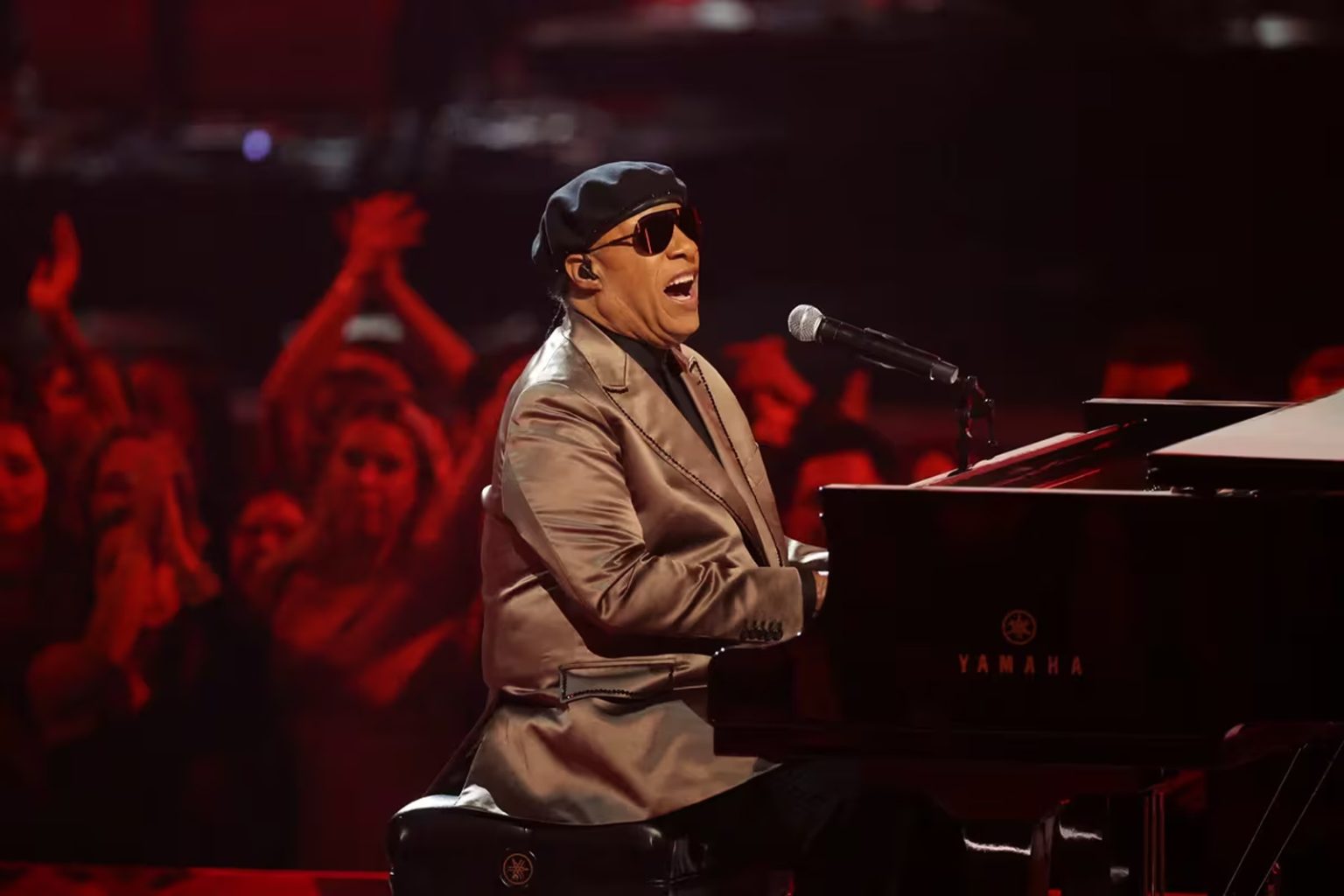 Stevie Wonder actua en el escenario durante los Premios de la Musica Americana 2022