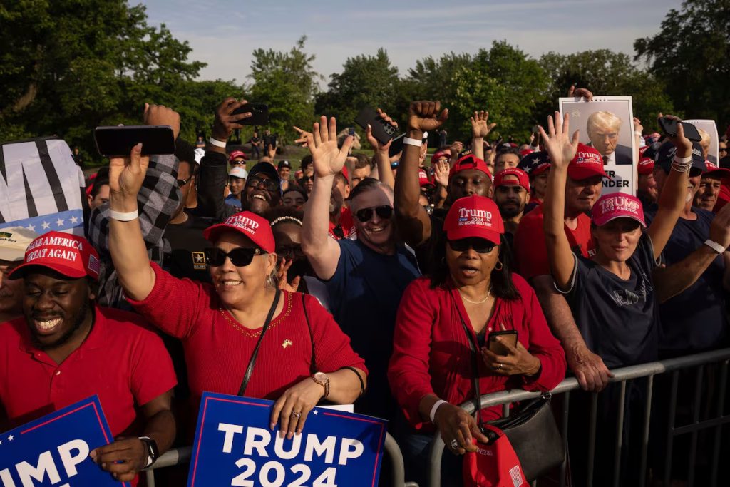 Trump se lanza a la caza del voto hispano en el Bronx entre gritos de levanta el muro