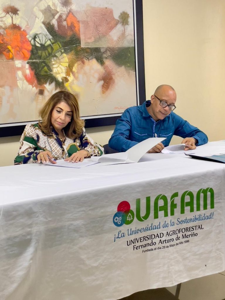 Universidad Agroforestal Fernando Arturo de Merino y la Asociacion de Locutores de Jarabacoa firman convenio