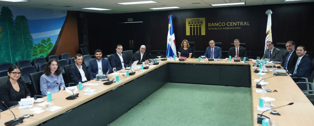 Valdez Albizu recibe a funcionarios de Morgan Stanley y otros inversionistas internacionales