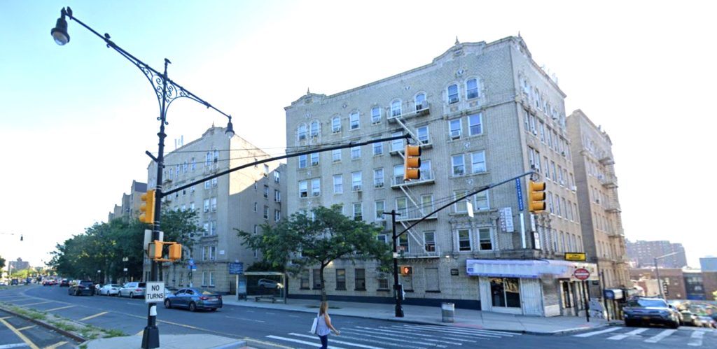 edificio de El Bronx con signos de atadura en las manos