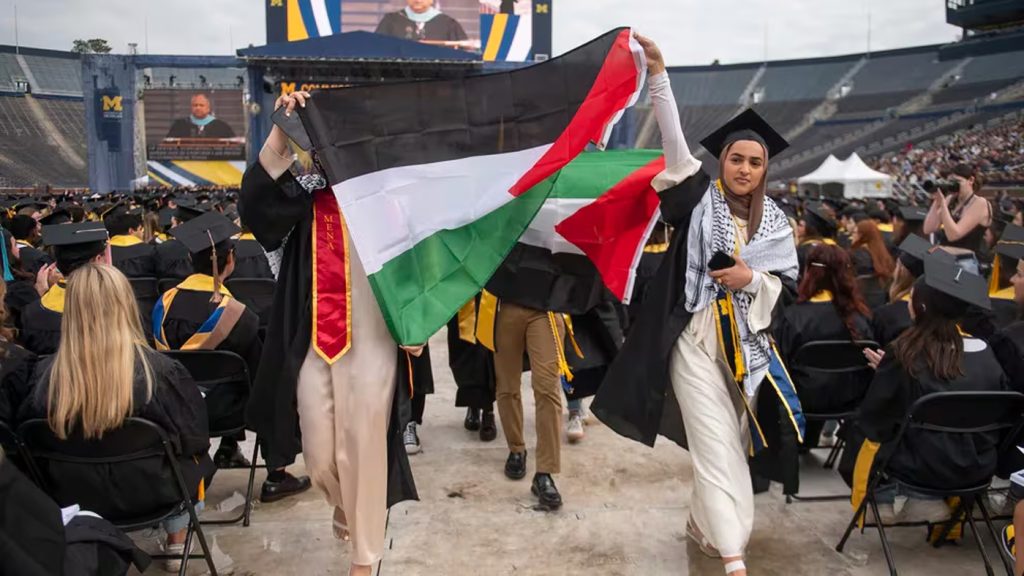 estudiantes interrumpieron una ceremonia de graduacion de la Universidad de Michigan en protesta por la guerra en Gaza