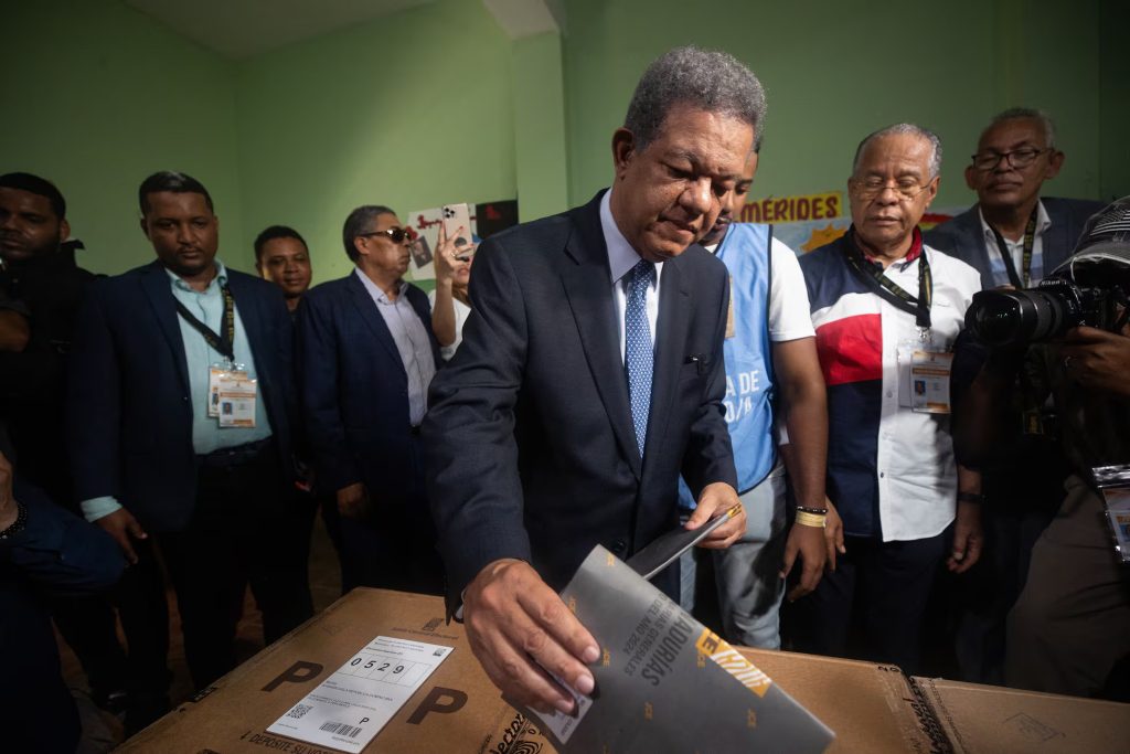 leonel Fernandez votando en las elecciones eljacaguero