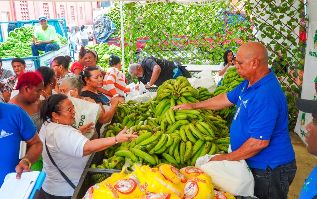 platanos a productores afectados por ventarron en Salcedo Villa Tapia Moca y La Vega