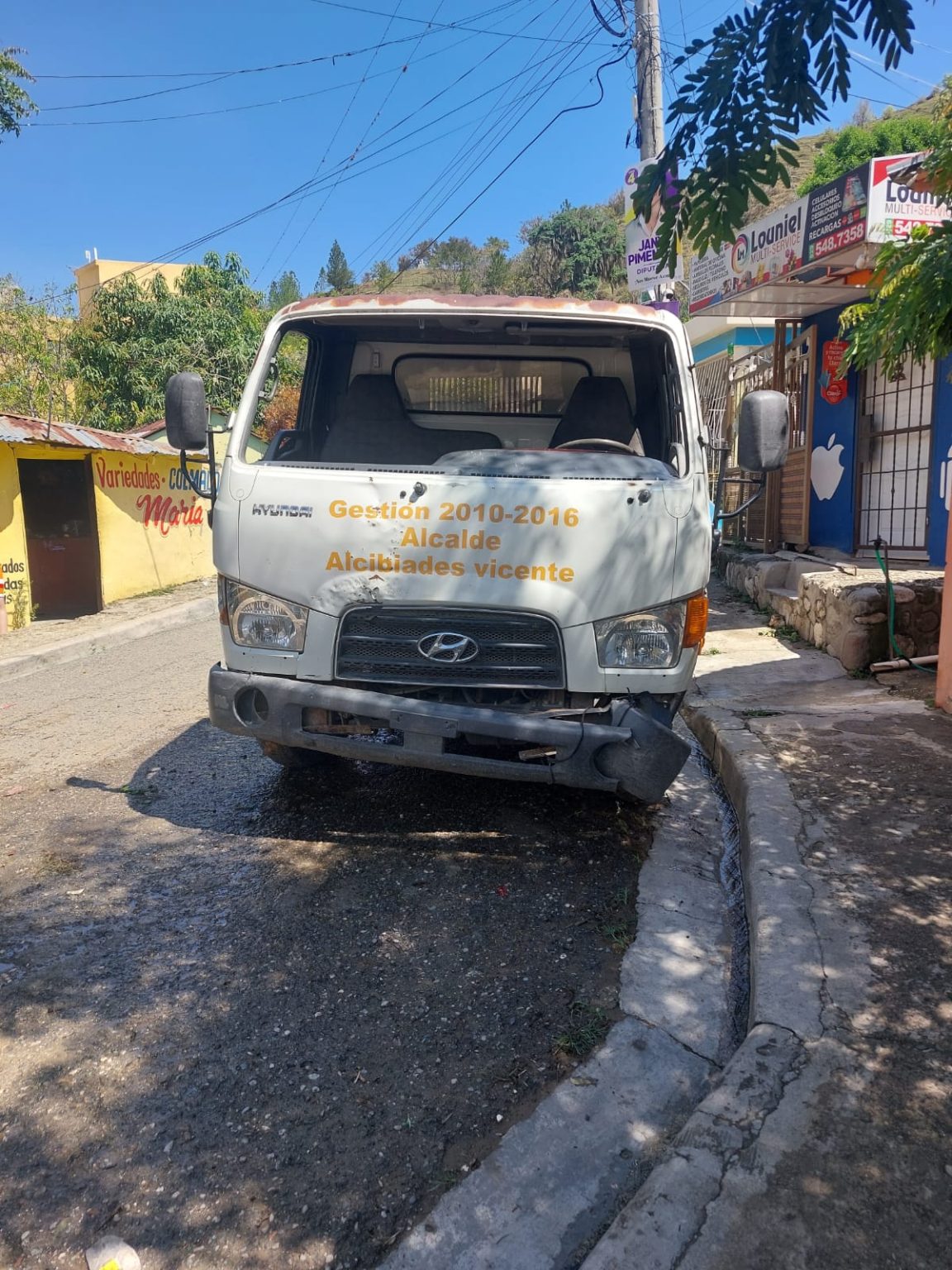 vehiculo destruido municipio Guayabal Hipolito Cabral