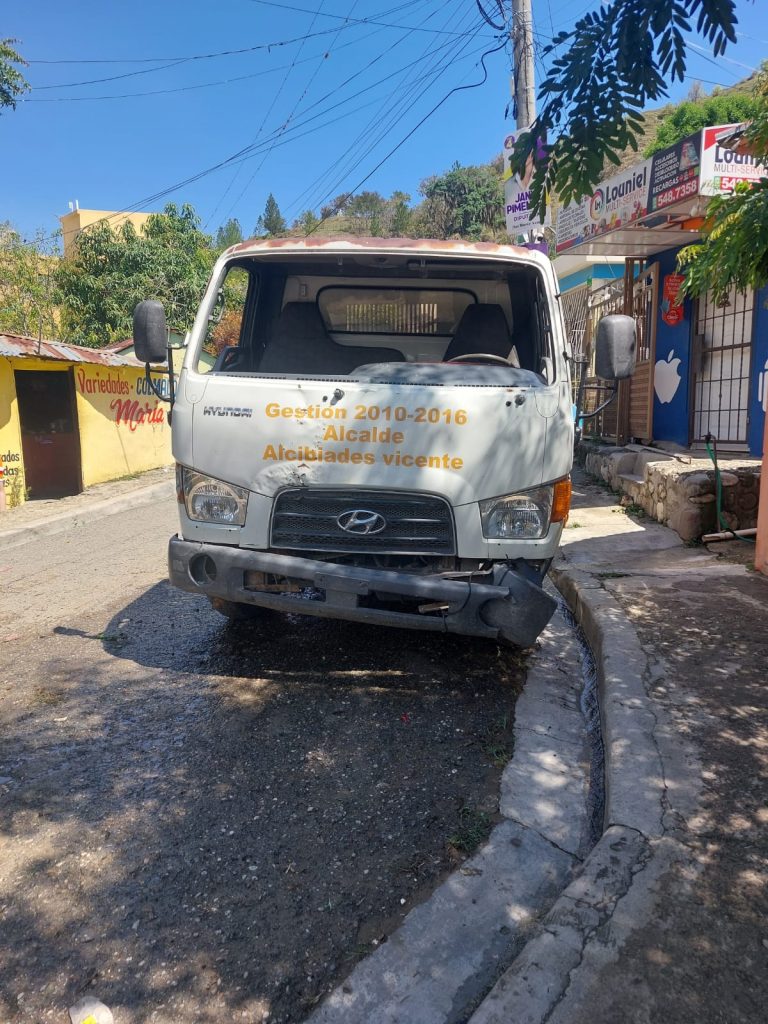 Alcalde del municipio Guayabal, Hipólito Cabral, denuncia recibió entidad con deuda superior a los RD$16 millones vehiculo destruido municipio Guayabal Hipolito Cabral