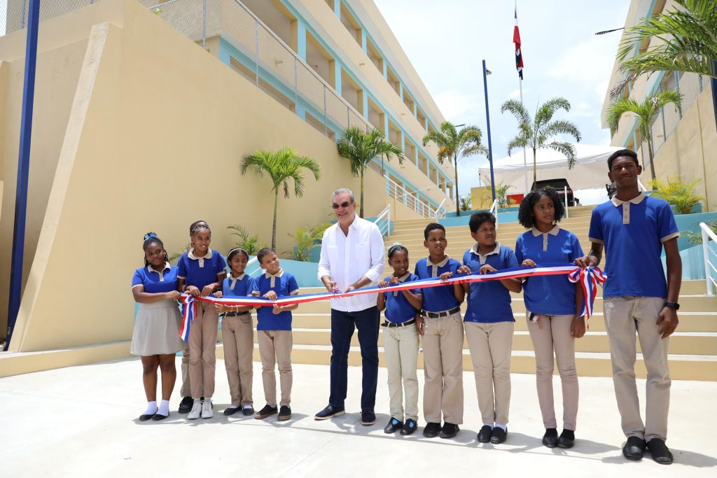 Presidente Abinader inaugura escuelas y apartamentos en la provincia Santo Domingo Abinader inaugura escuelas y apartamentos