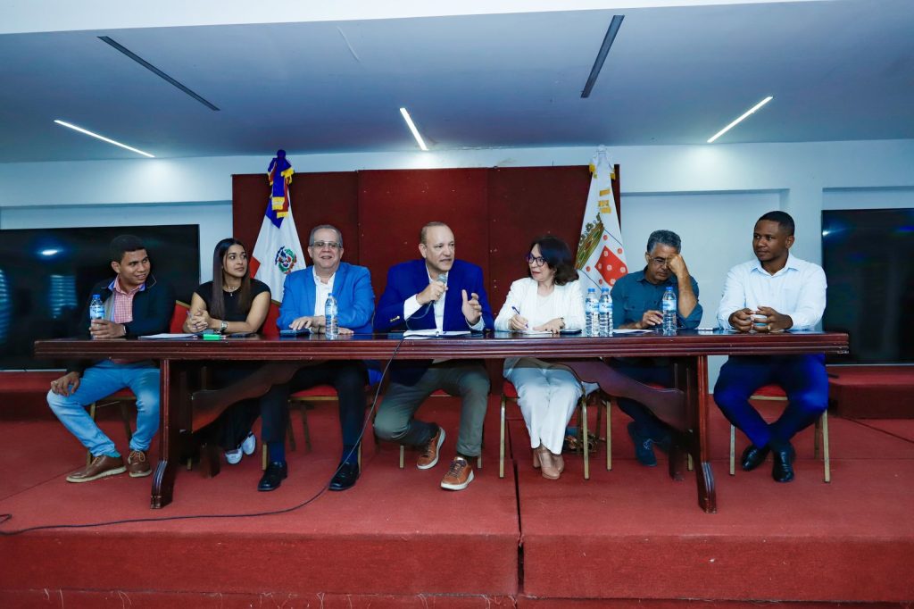 Alcalde Ulises Rodríguez realiza encuentro con Federación de Juntas de Vecinos de Santiago Alcalde Ulises Rodriguez realiza encuentro con Federacion de Juntas de Vecinos de Santiago