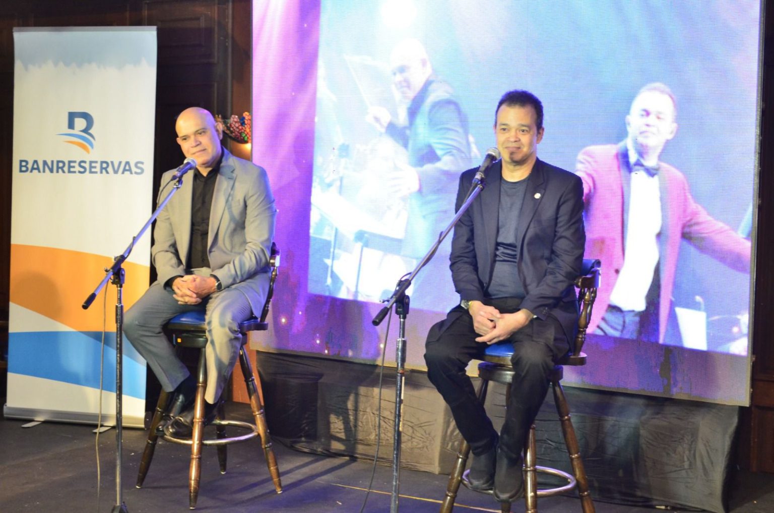 Alex Bueno celebra en Santiago 40 anos en el arte con concierto sinfonico