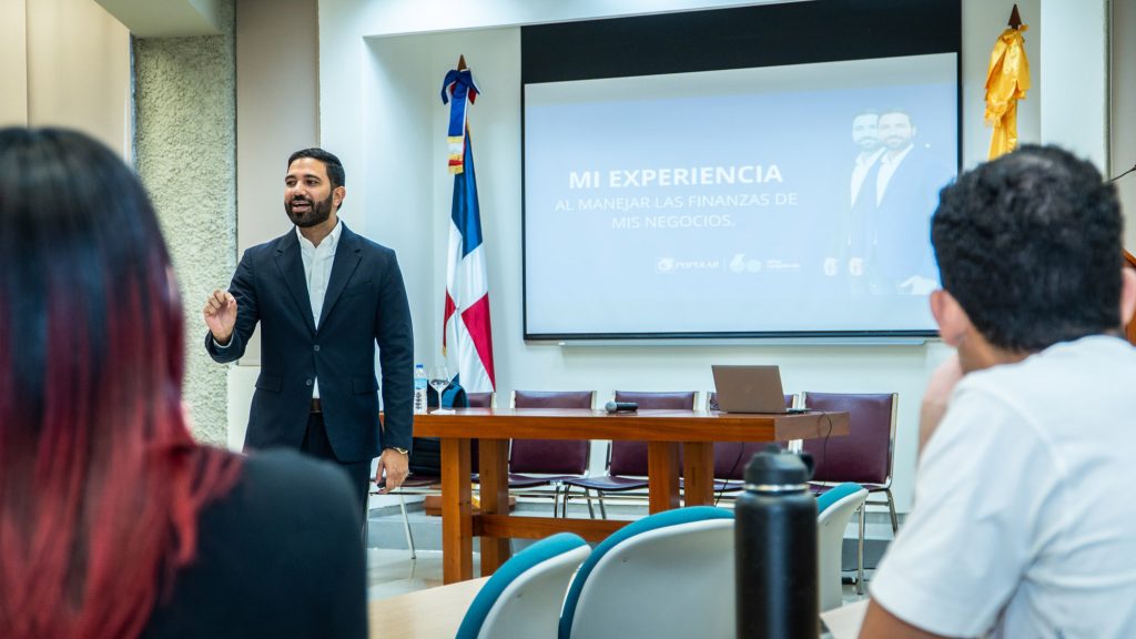 Cesar Pichardo Banco Popular participa en charlas educativas junto a la PUCMM en Santiago
