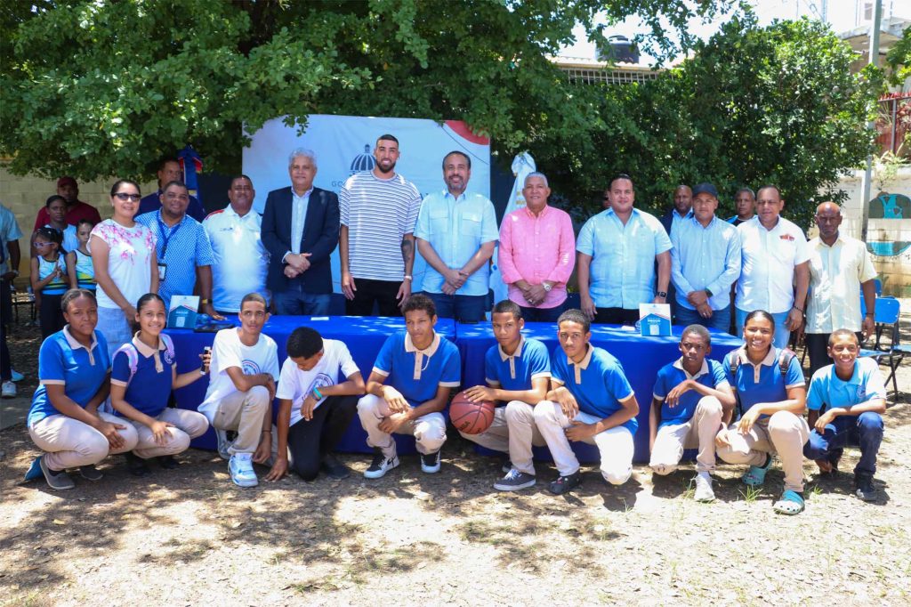 Chris Duarte de la NBA visita liceo de Santo Domingo Oeste junto al INEFI