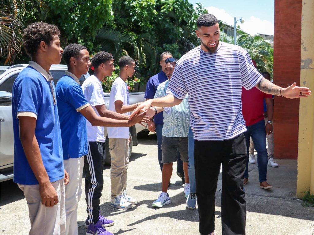 Chris Duarte de la NBA visita liceo de Santo Domingo Oeste junto al INEFI1