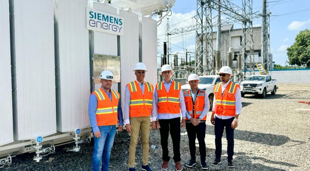 Edenorte Ing. Andres Cueto y el director general de la CORAASAN acompanados de ingenieros de Edneorte