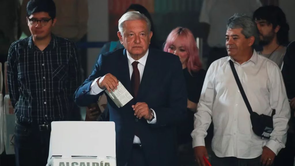 Elecciones en Mexico el presidente Lopez Obrador emitio su voto en el centro de la capital