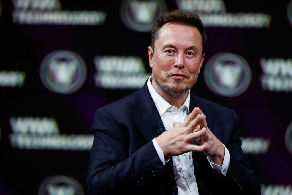 Elon Musk amenaza con prohibir a sus empleados usar dispositivos Apple