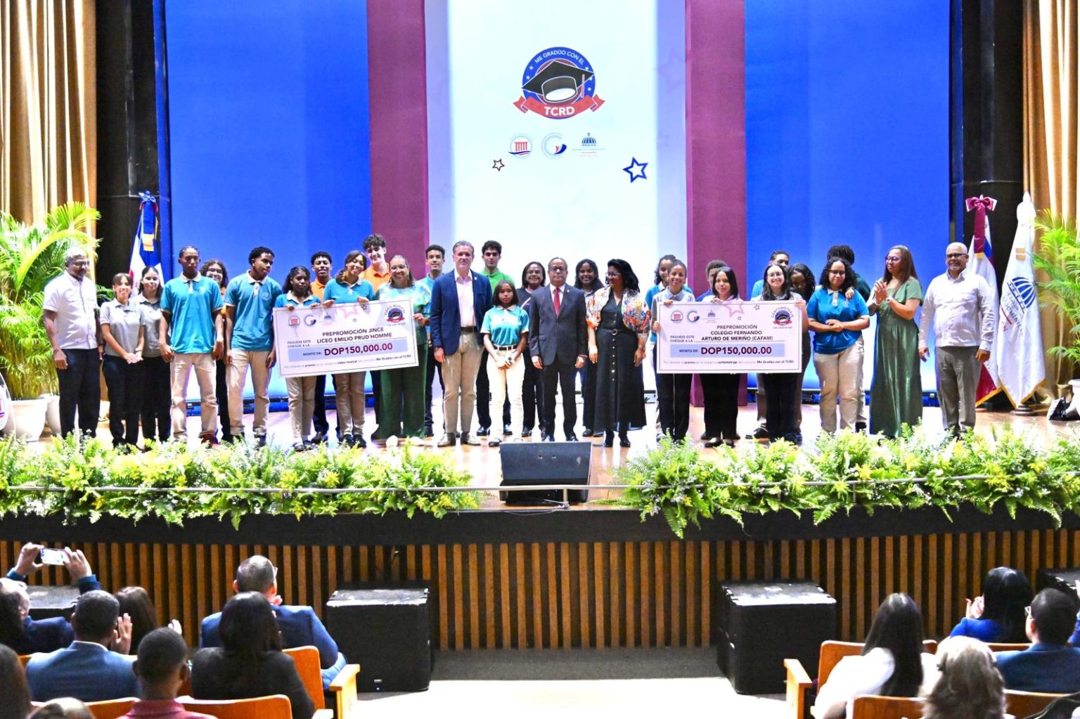 Estudiantes de Azua y del DN ganan en la septima edicion del concurso Me Graduo con el TCRD