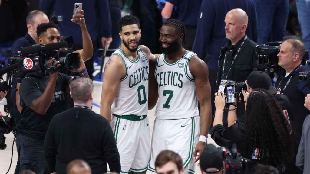 Jaylen Brown y Jayson Tatum tras la victoria de los Celtics en el Juego 3 de las Finales de la NBA