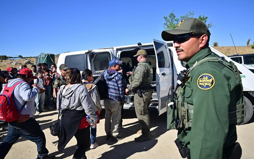 Migrantes continuan cruzando la frontera de EEUU pese a nuevas restricciones de Biden1