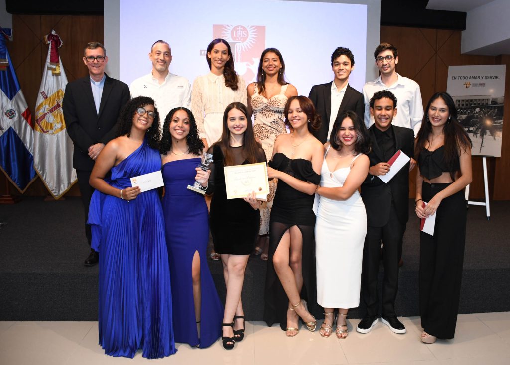 El Colegio Loyola Santo Domingo presenta su XV Festival de Cine Loyola 2024 Padre Jorge William Hernandez SJ juntos a ejecutivos e integrantes perteneciente al Mejor Corto ganador Luz de las Palabras