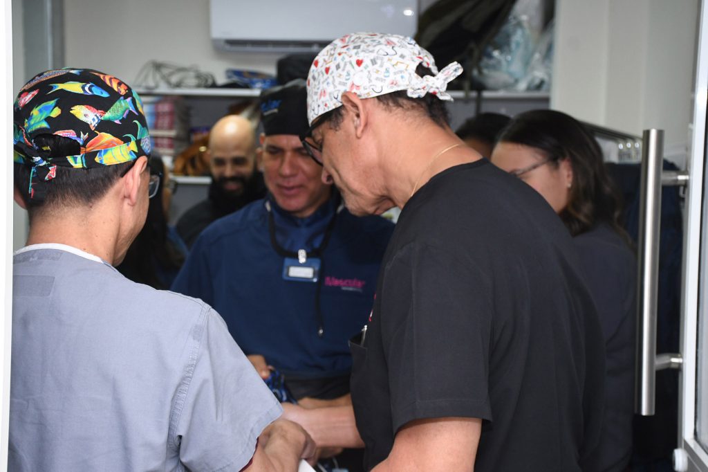 Realizan tercera jornada de estenosis aortica severa, tres dominicanos vulnerables, en edades avanzadas Pedro Urena Velasquez coordina con medicos cirujanos el procedimiento en la 3r. Jornada de estenosis aortica severa