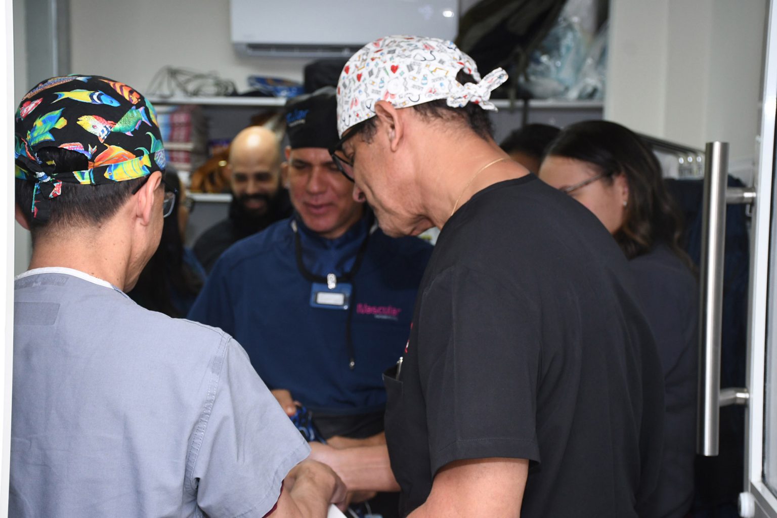 Pedro Urena Velasquez coordina con medicos cirujanos el procedimiento en la 3r. Jornada de estenosis aortica severa