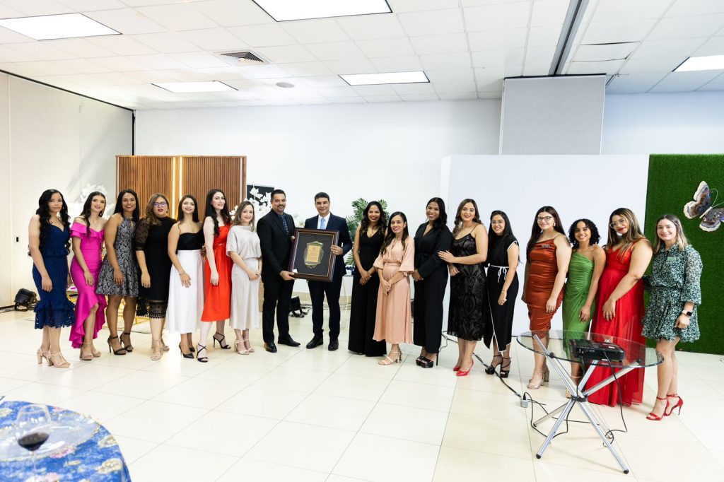 La Residencia de Nutrición Clínica Hospitalaria Reconoce al Dr. Alexander Luciano por su Inspiración y Liderazgo Residencia de Nutricion Clinica Hospitalaria Reconoce al Dr. Alexander Luciano por su Inspiracion y Liderazgo