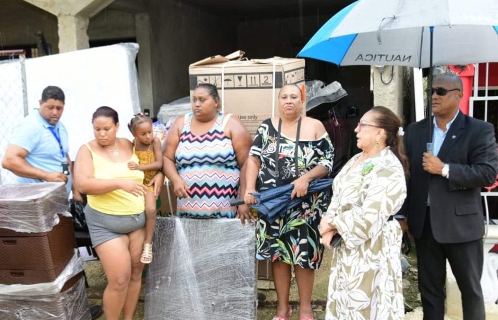 Rosa Santos asiste ciudadana afectada por las lluvias