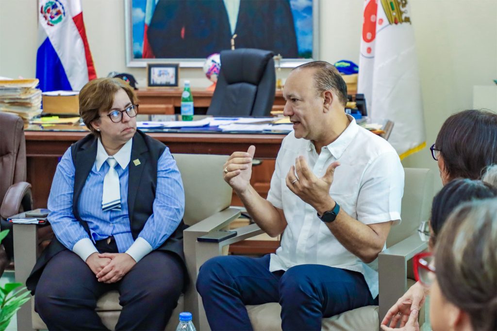 Roxanna Reyes y el alcalde Ulises Rodriguez