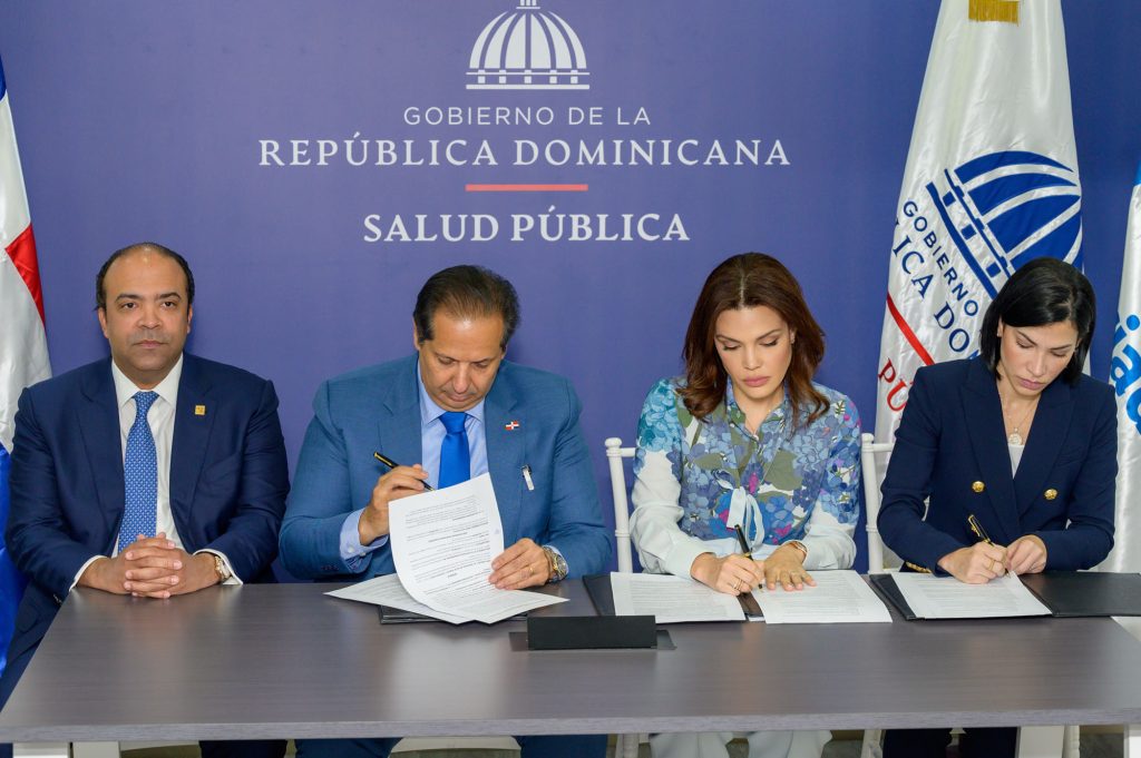 Salud Publica y Voluntariado Banreservas firman acuerdo de campana contra el dengue1