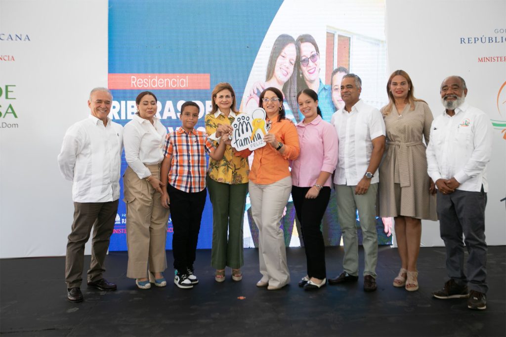 Vicepresidenta Raquel Peña encabeza entrega de 104 apartamentos del Plan Familia Feliz, en La Romana Vicepresidenta Raquel Pena encabeza entrega de 104 apartamentos del Plan Familia Feliz en La Romana