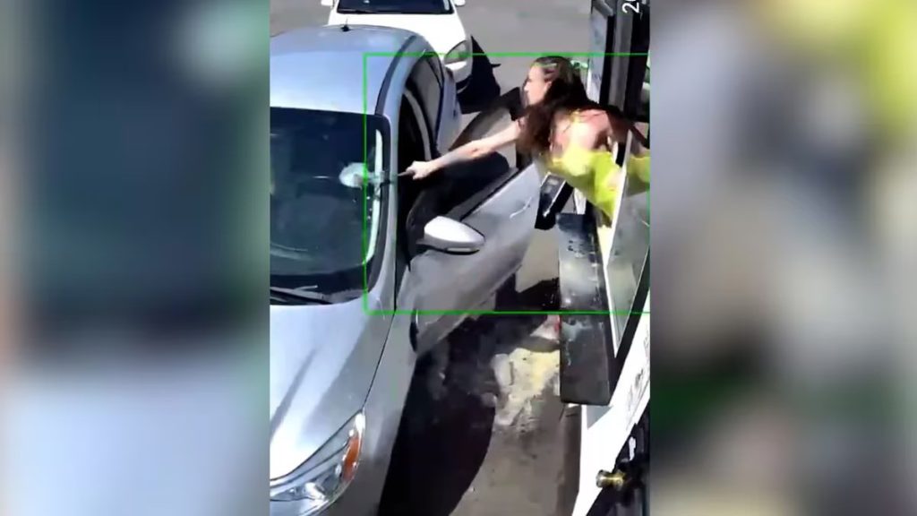 barista le rompio el parabrisas del auto a un cliente con un martillo durante una pelea por el precio del cafe