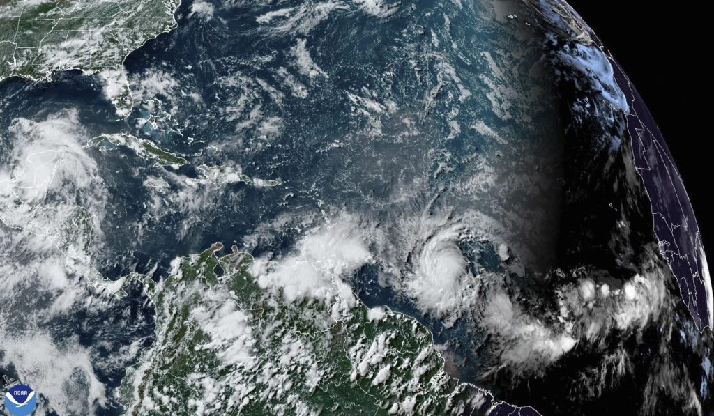 huracan Beryl avanza con vientos superiores a 200 kmh por el Caribe