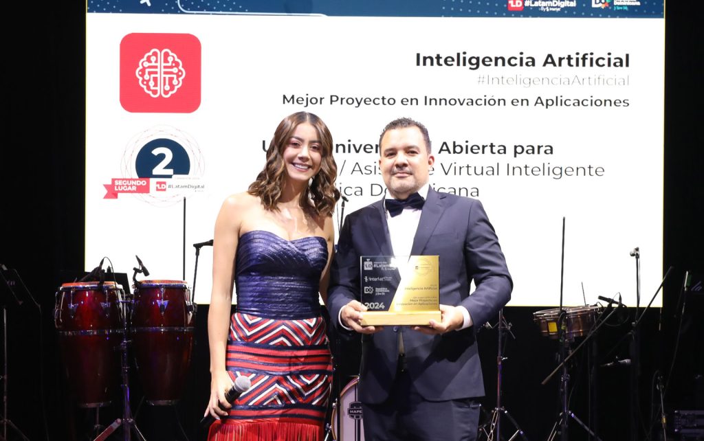 radonlph Morillo recibi el premio de la UAPA