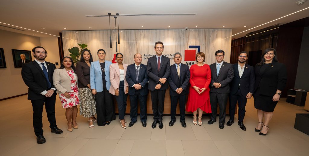 ABA expone a la misión del FMI resultados del sector bancario e iniciativas institucionales ABA expone a la mision del FMI