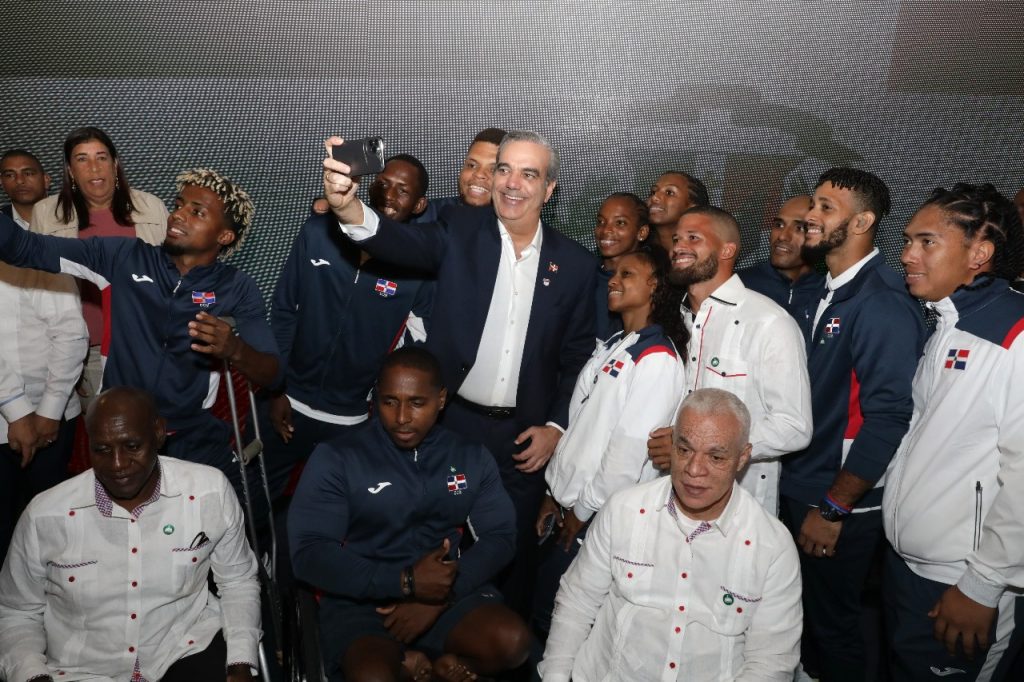 Abinader despide a la delegacion dominicana para las Olimpiadas de Paris 2024a